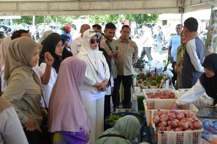 Pj Ketua PKK Aceh Dukung Produk Lokal dan UMKM di Pasar Tani Lampineung